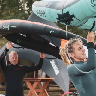 Chceš se naučit wing? Pak určitě doporučuji @f4_skola_windsurfingu na Nových Mlýnech se super zázemím 👌vybavení ti půjčí a...